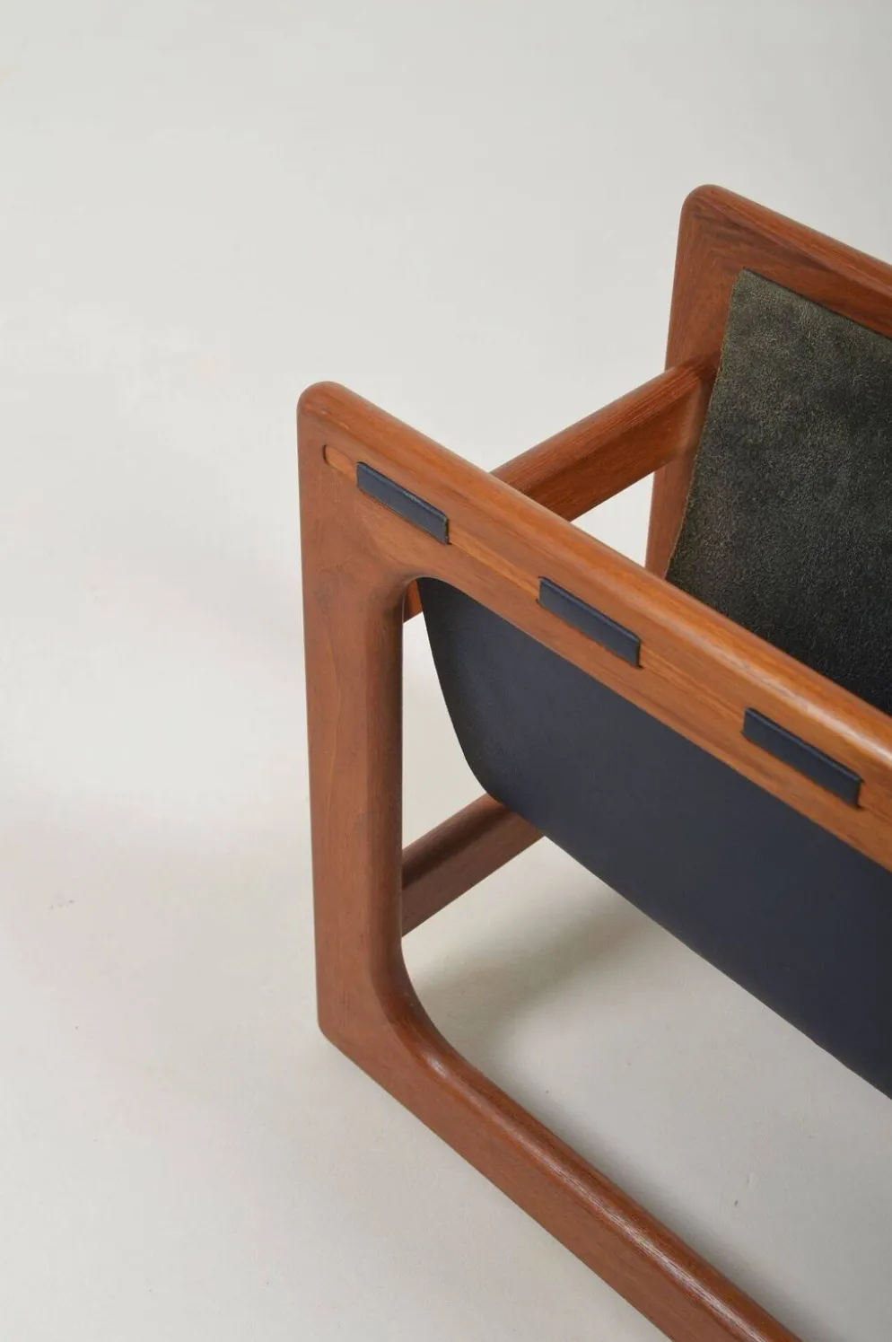 Porte-revues danois en teck et cuir par Salin Møbler, années 1970.