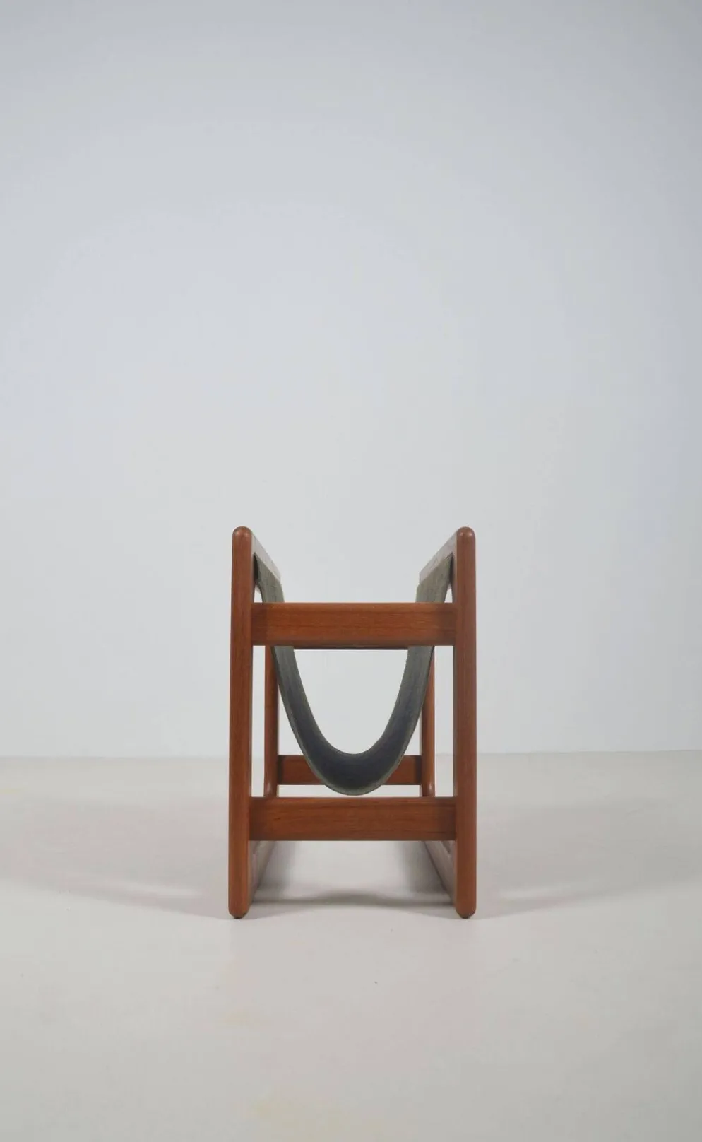 Porte-revues danois en teck et cuir par Salin Møbler, années 1970.