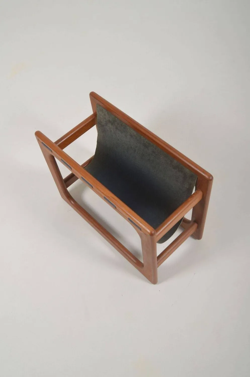Porte-revues danois en teck et cuir par Salin Møbler, années 1970.