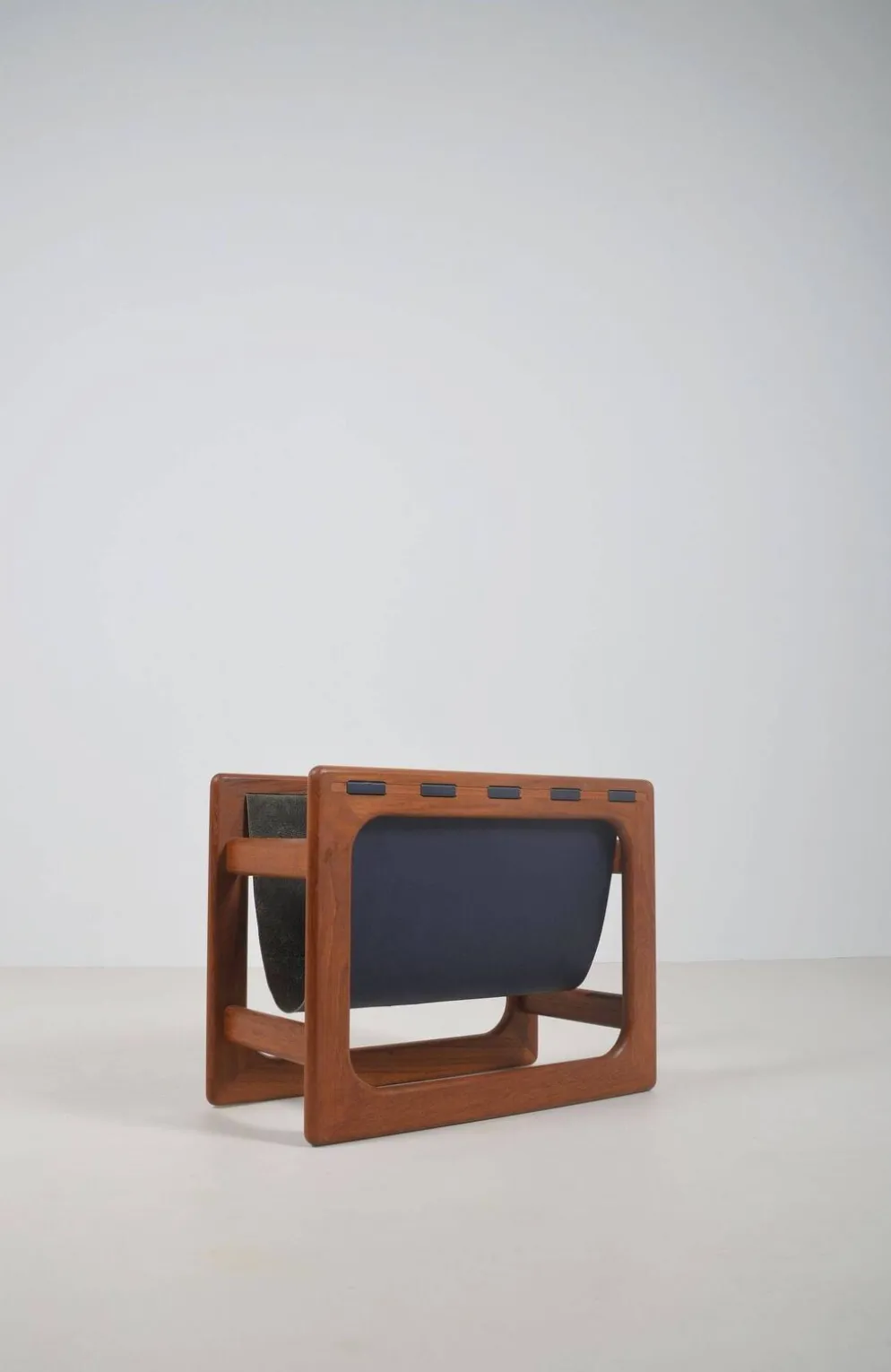 Porte-revues danois en teck et cuir par Salin Møbler, années 1970.