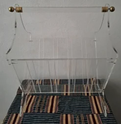 Porte-revues des années 70 en acrylique et laiton.