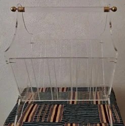 Porte-revues des années 70 en acrylique et laiton.