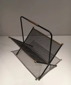 Porte-revues design en métal laqué noir, tôle perforée et laiton