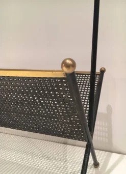 Porte-revues design en métal laqué noir, tôle perforée et laiton
