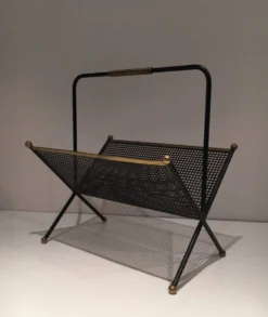 Porte-revues design en métal laqué noir, tôle perforée et laiton