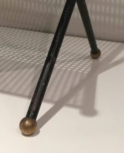 Porte-revues design en métal laqué noir, tôle perforée et laiton