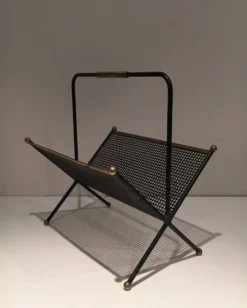 Porte-revues design en métal laqué noir, tôle perforée et laiton