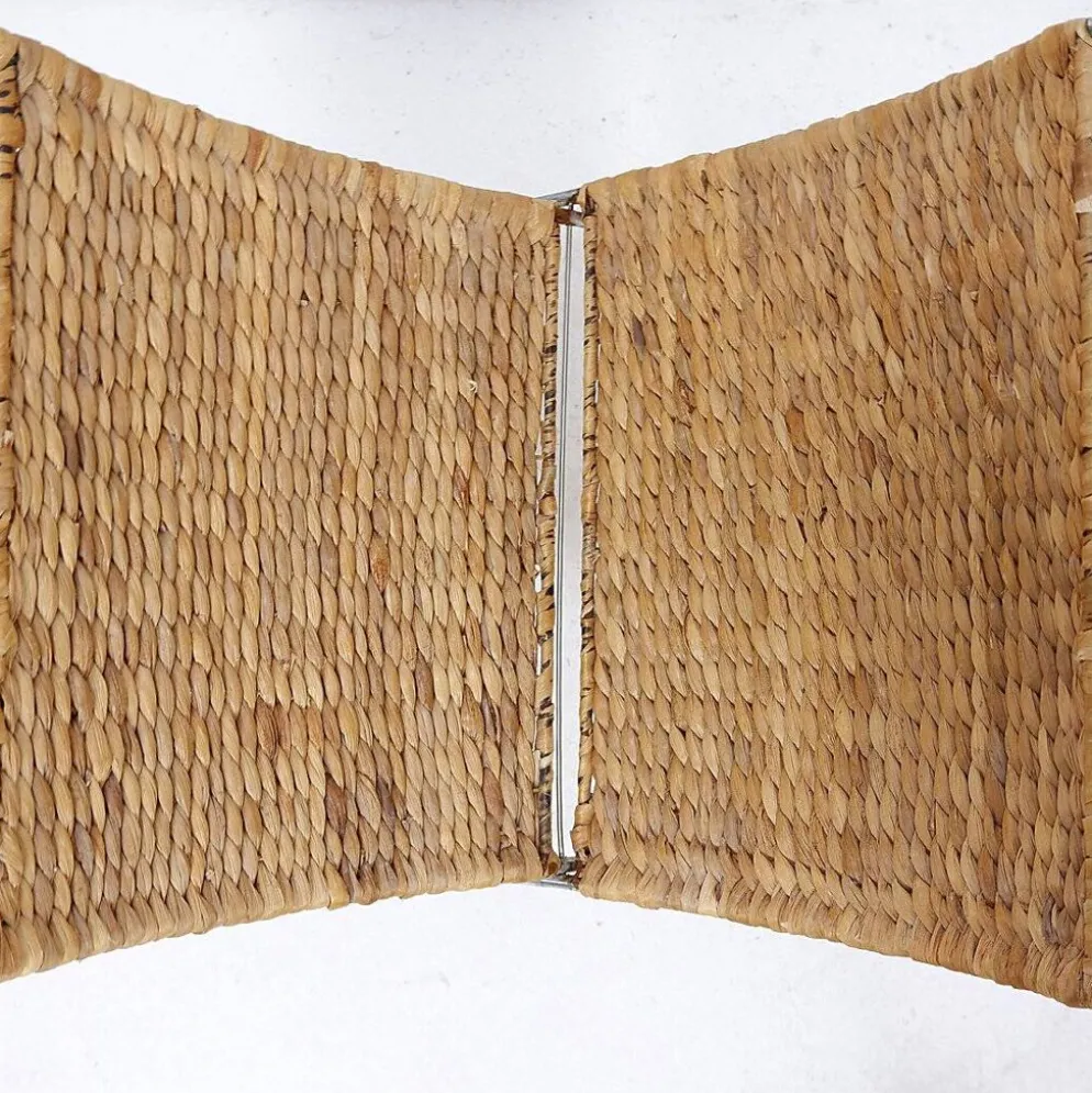 Porte-revues en métal chromé et feuilles de bananier tressés