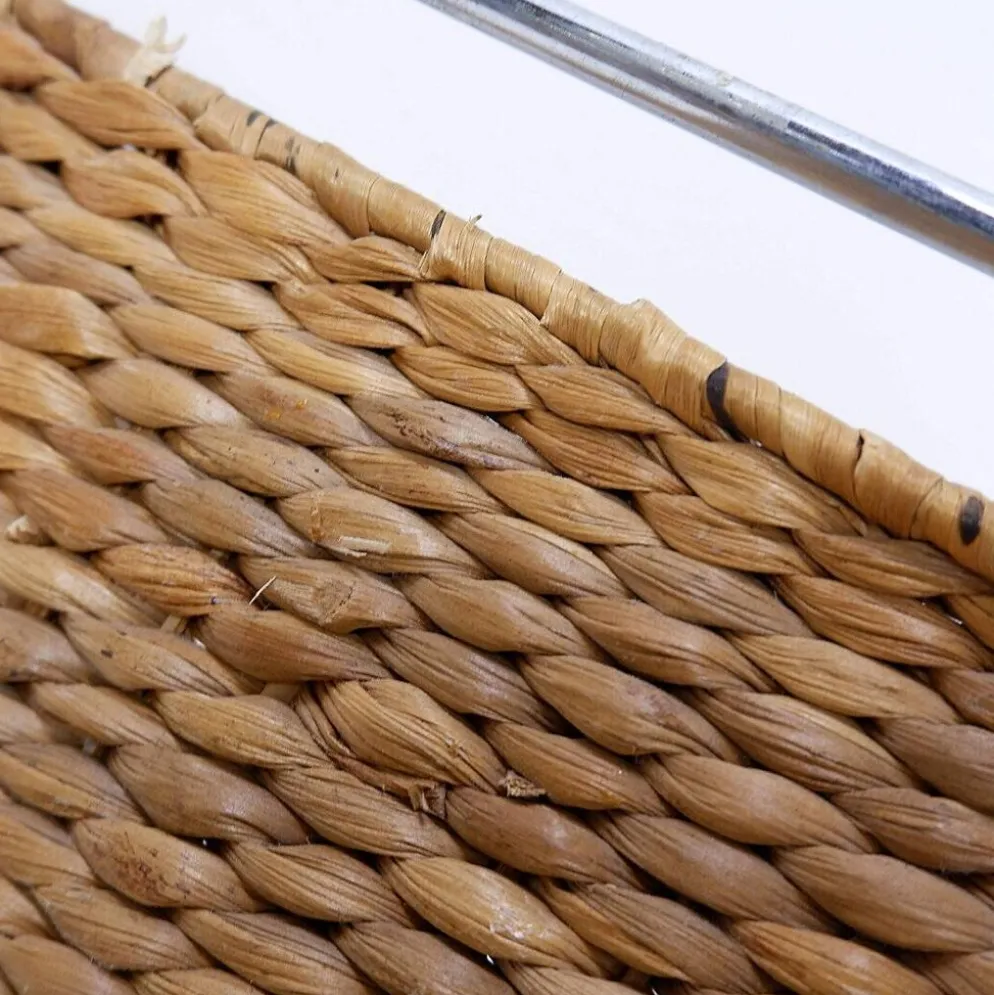 Porte-revues en métal chromé et feuilles de bananier tressés