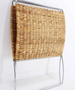 Porte-revues en métal chromé et feuilles de bananier tressés