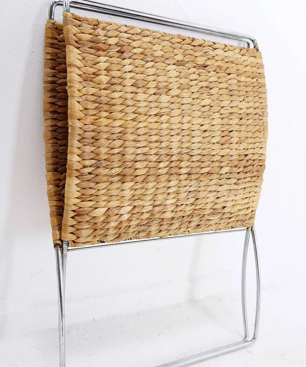 Porte-revues en métal chromé et feuilles de bananier tressés