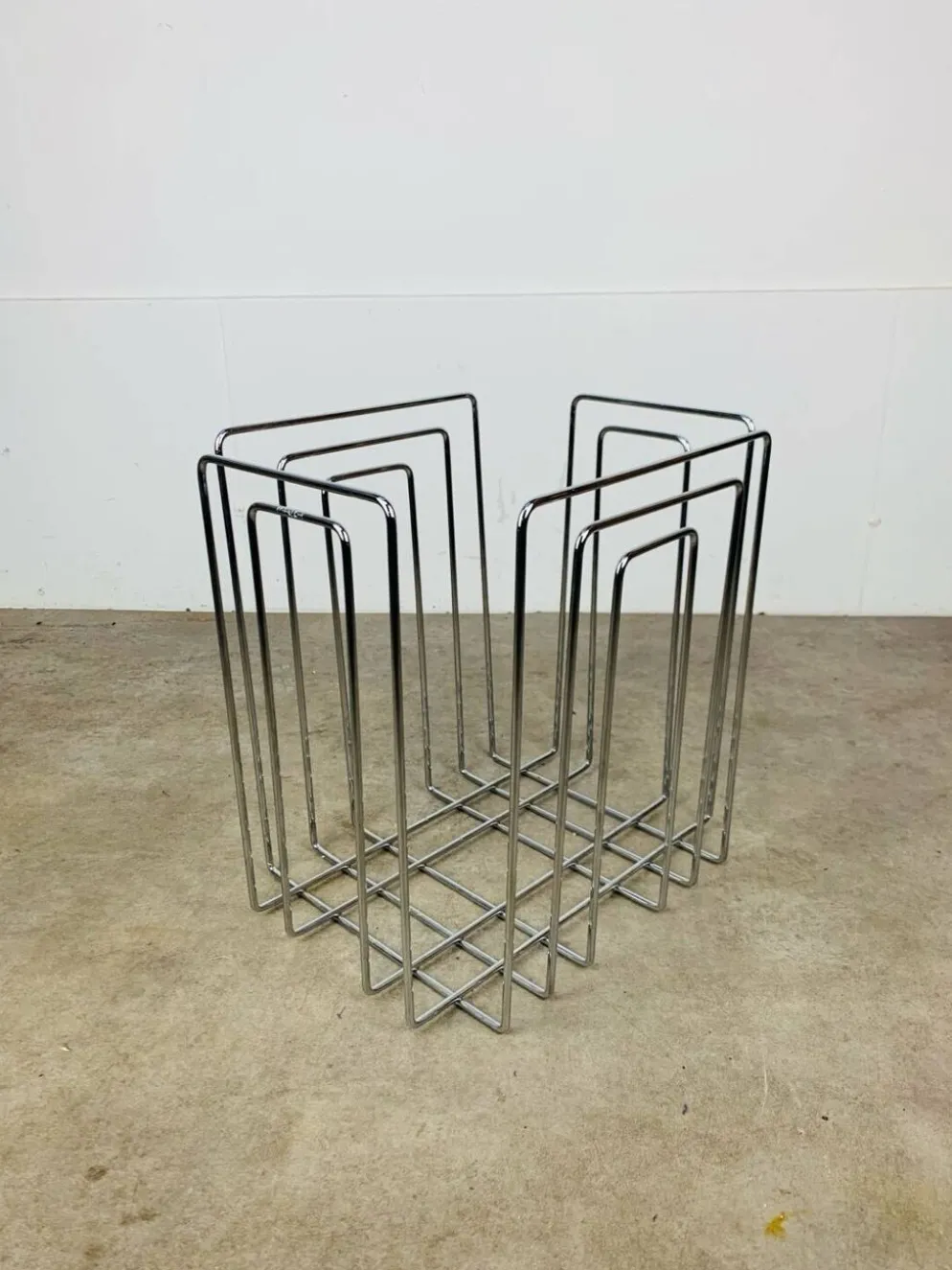 Porte-revues en métal chromé par Willy Glaeser pour TMP, années 80