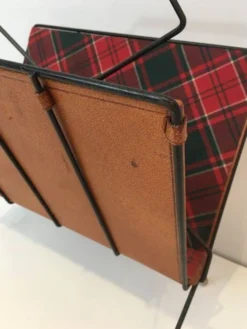 Porte-revues en métal laqué noir, cuir et tissus à carreaux
