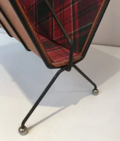 Porte-revues en métal laqué noir, cuir et tissus à carreaux