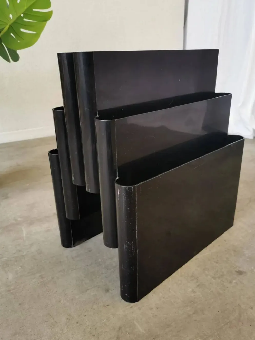 Porte-revues en plastique ABS noir Giotto Stoppino pour Kartell - Italie des années 1970