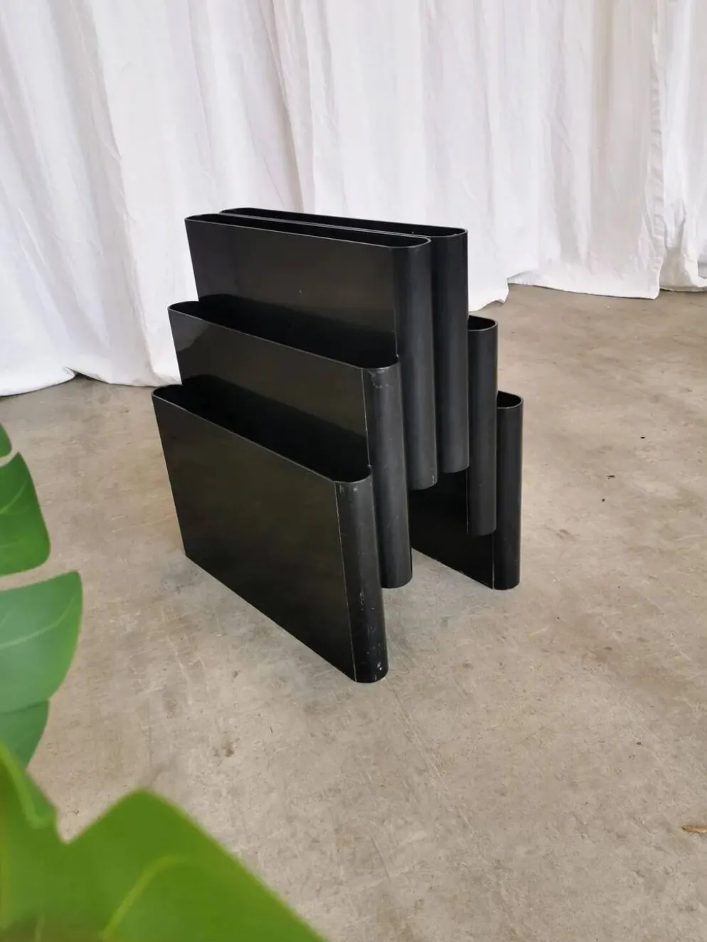 Porte-revues en plastique ABS noir Giotto Stoppino pour Kartell - Italie des années 1970