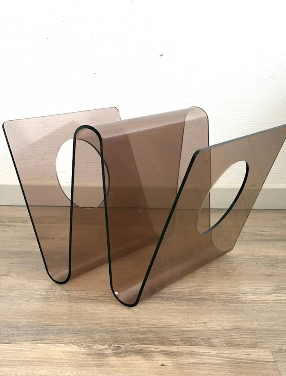 Porte-revues en Plexiglas fumé Michel Dumas