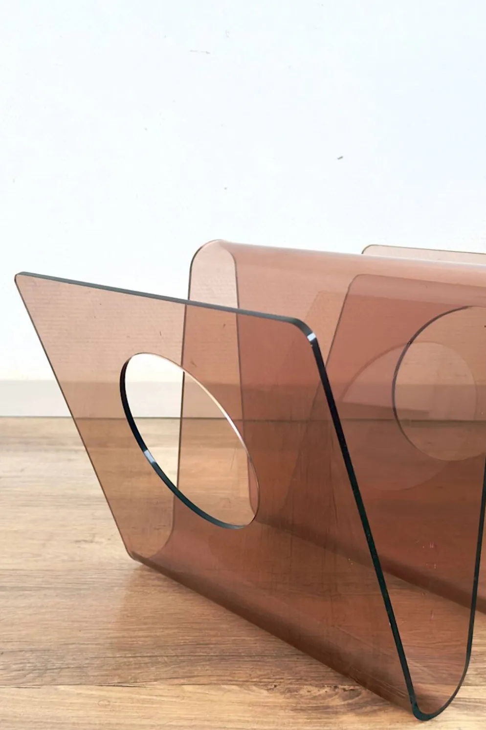 Porte-revues en Plexiglas fumé Michel Dumas