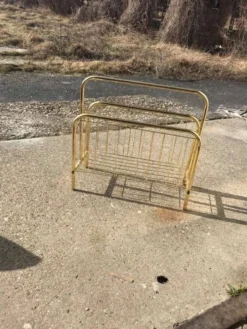 Porte-revues mid-century en laiton doré et bois, vintage années 70, Hongrie