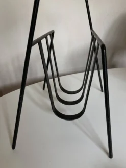 Porte-revues moderniste travail français 1950 en fer et laiton