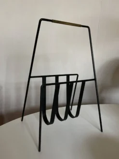 Porte-revues moderniste travail français 1950 en fer et laiton