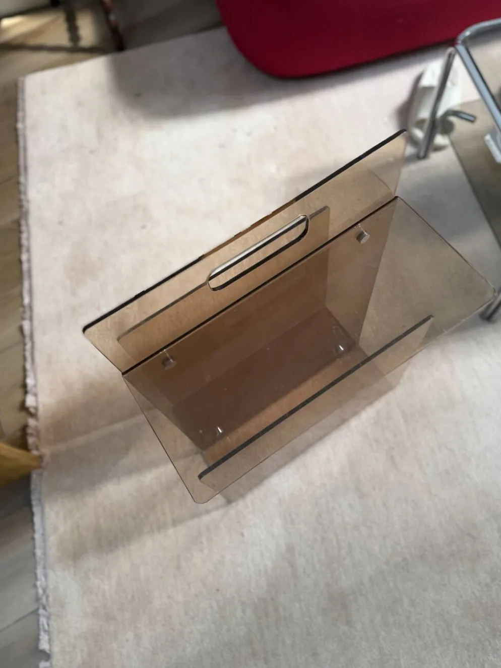 Porte-revues, table d’appoint vintage en plexiglas fumé Michel Dumas