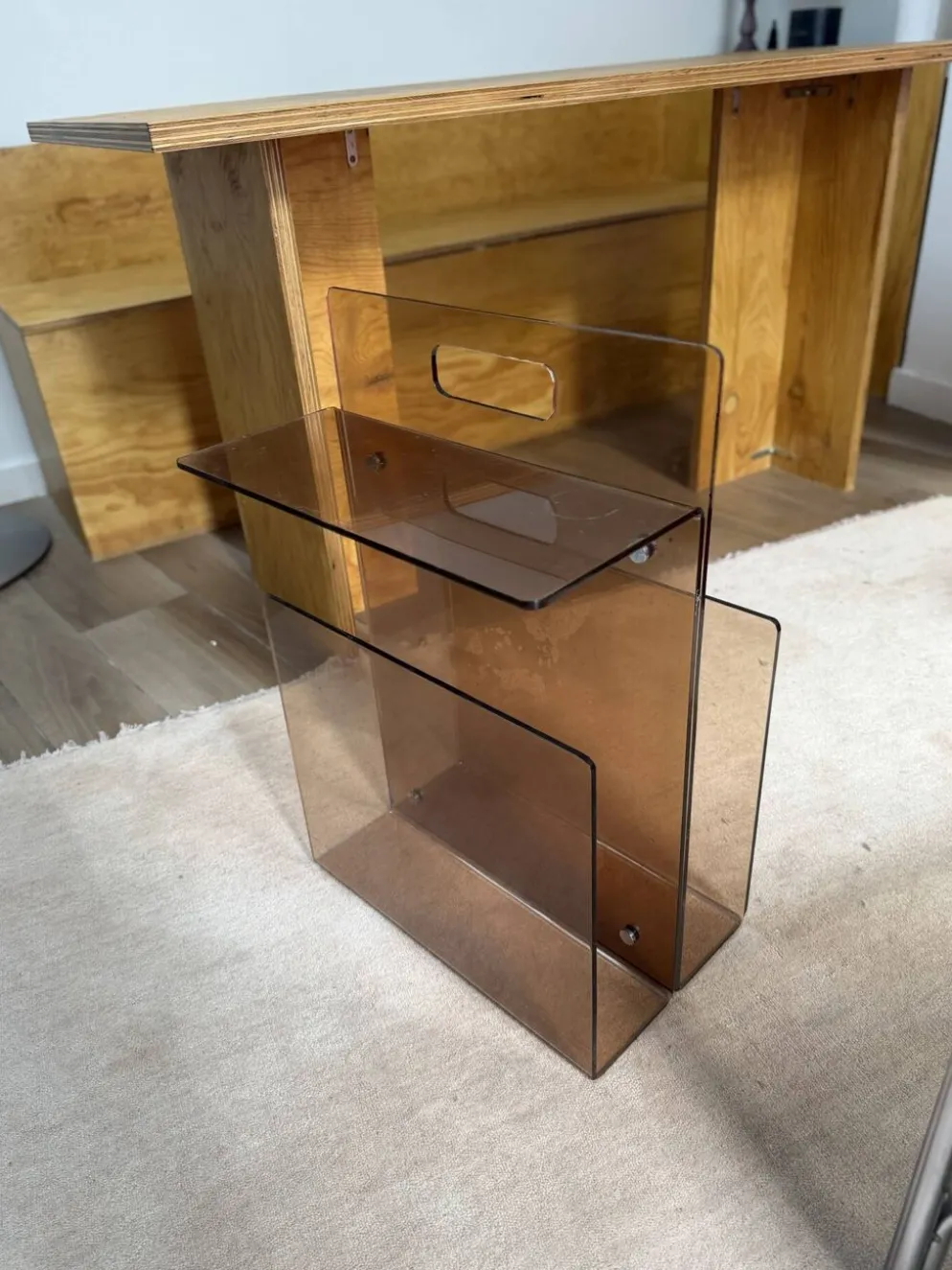 Porte-revues, table d’appoint vintage en plexiglas fumé Michel Dumas