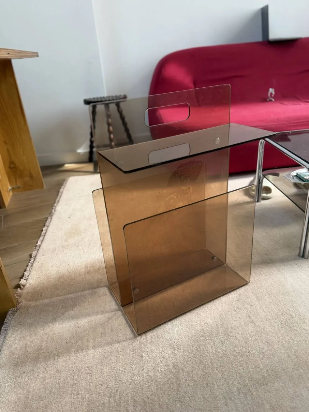 Porte-revues, table d’appoint vintage en plexiglas fumé Michel Dumas