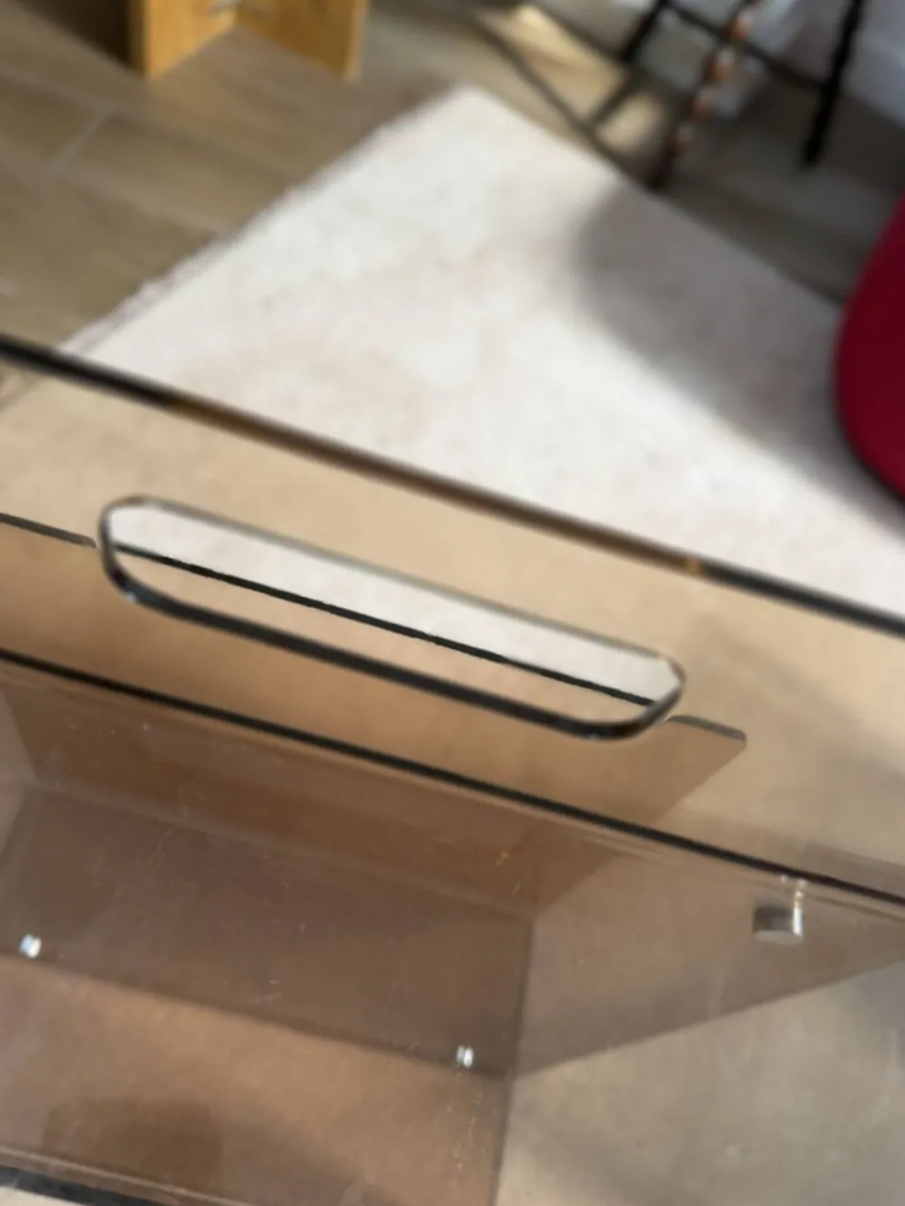 Porte-revues, table d’appoint vintage en plexiglas fumé Michel Dumas