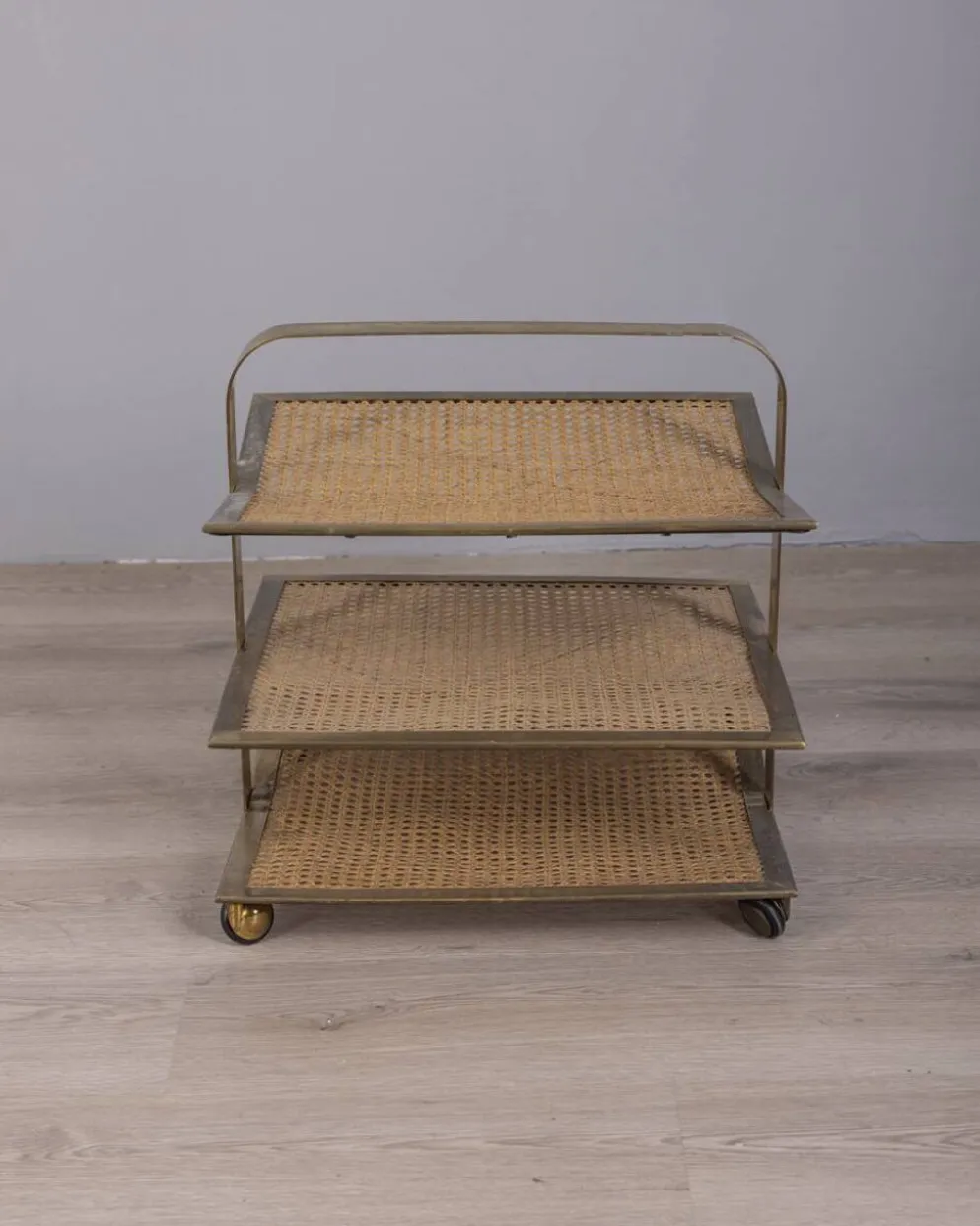 Porte-revues vintage des années 1960 en laiton et paille de Vienne, design italien
