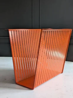 Porte revues vintage en métal perforé orange/Style Mathieu Mategot/70'