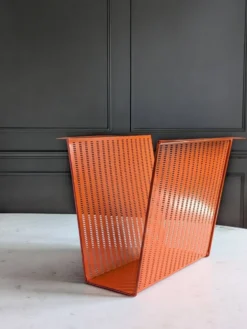 Porte revues vintage en métal perforé orange/Style Mathieu Mategot/70'