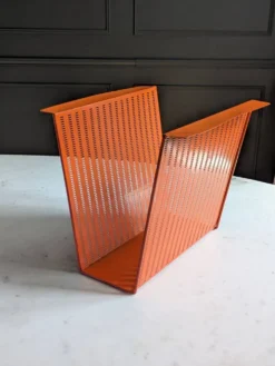 Porte revues vintage en métal perforé orange/Style Mathieu Mategot/70'