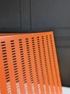 Porte revues vintage en métal perforé orange/Style Mathieu Mategot/70'