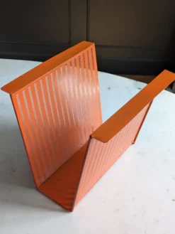 Porte revues vintage en métal perforé orange/Style Mathieu Mategot/70'