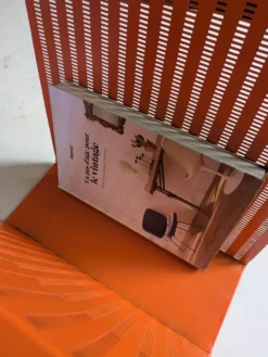 Porte revues vintage en métal perforé orange/Style Mathieu Mategot/70'