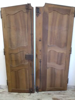 Portes avec gonds