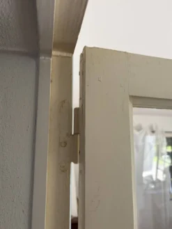 Porte vitrée en triptyque avec trois vantaux à petits carreaux. Vintage