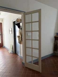 Porte vitrée en triptyque avec trois vantaux à petits carreaux. Vintage