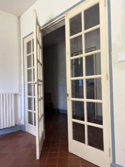 Porte vitrée en triptyque avec trois vantaux à petits carreaux. Vintage