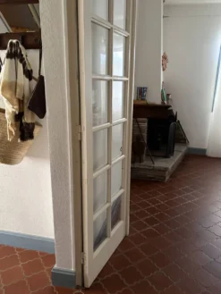 Porte vitrée en triptyque avec trois vantaux à petits carreaux. Vintage