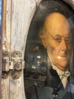 Portrait l’homme derrière sa fenêtre