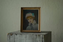 Portrait à l'huile d'une femme avec bonnet fleuri, Belgique, années 1920