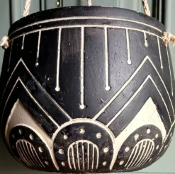 Pot de fleurs suspendu Sgraffito en argile & corde