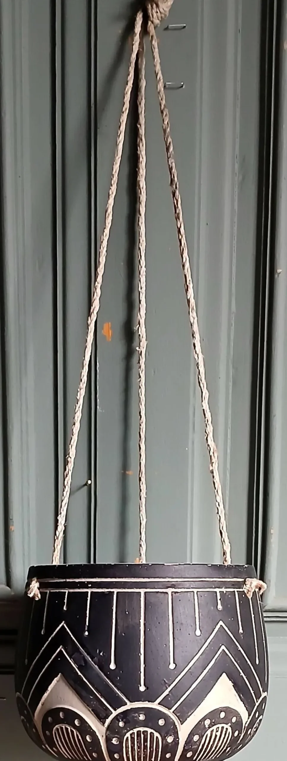 Pot de fleurs suspendu Sgraffito en argile & corde
