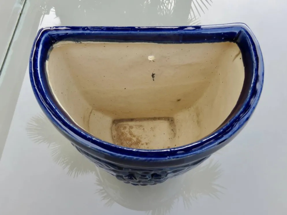 Potiche murale en terre cuite vernissée bleue à décor de raisin, années 70