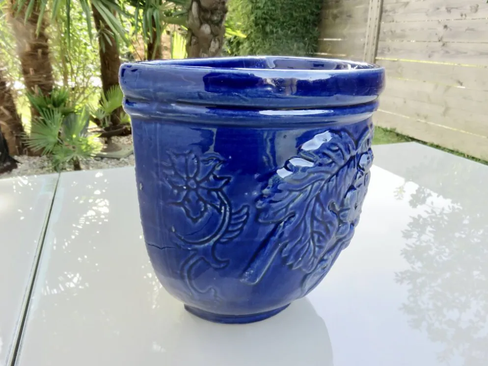 Potiche murale en terre cuite vernissée bleue à décor de raisin, années 70