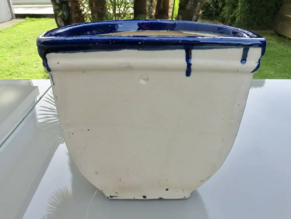 Potiche murale en terre cuite vernissée bleue à décor de raisin, années 70