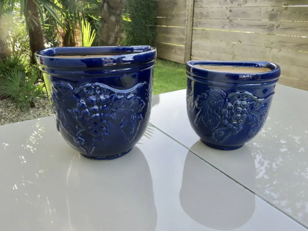 Potiche murale en terre cuite vernissée bleue à décor de raisin, années 70
