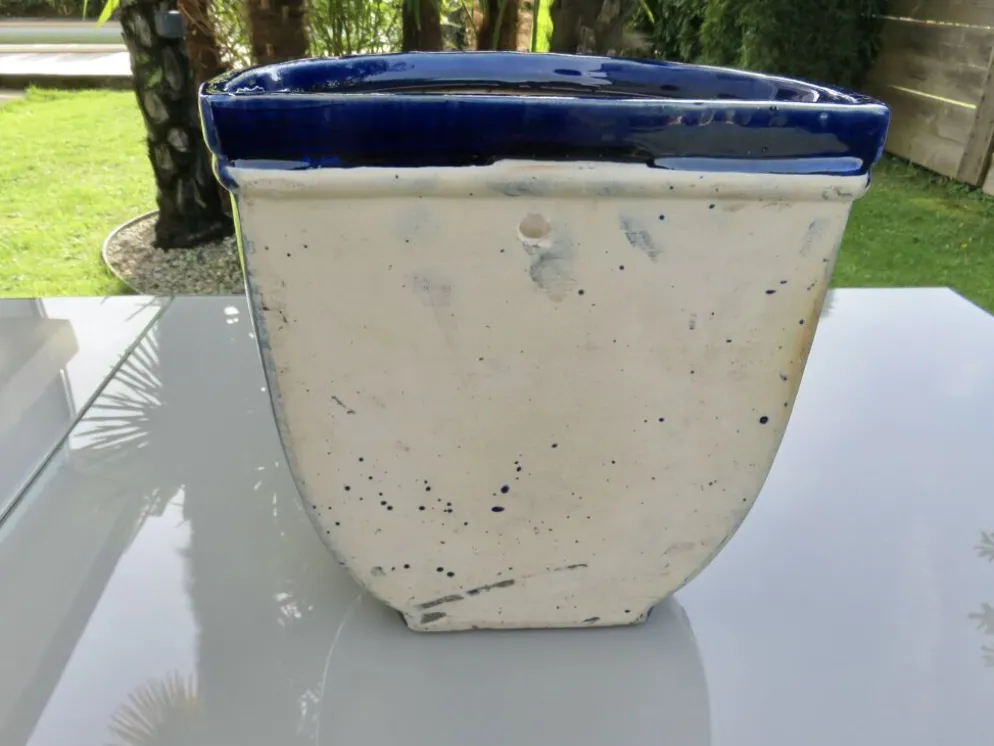 Potiche murale en terre cuite vernissée bleue à motif de raisin, années 70